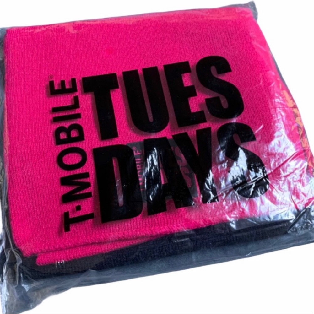 Black & Magenta T-Mobile Tuesday’s Scarf New In Bag - Picture 5 of 16